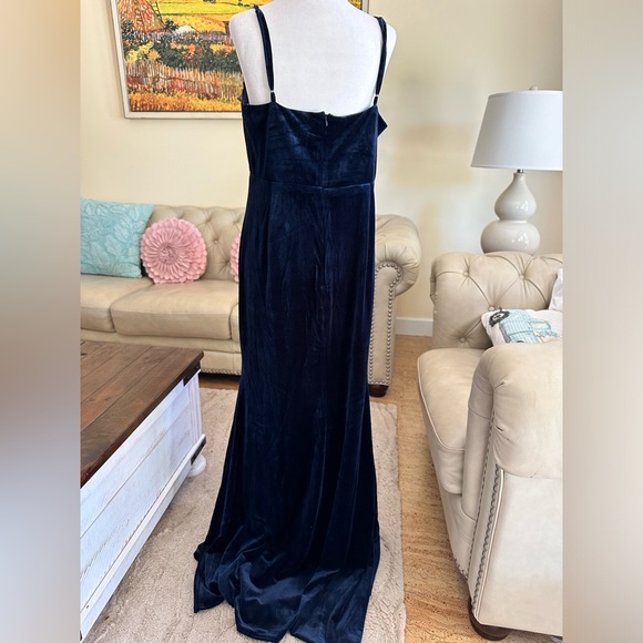 Lulu’s navy blue velvet gown - Picture 5 of 11